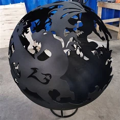 Roštilj u vrtu na otvorenom Roštilj za roštilj, velika vatra Jama za ognjište s izbočinom za kuhanje i spremištem za drva